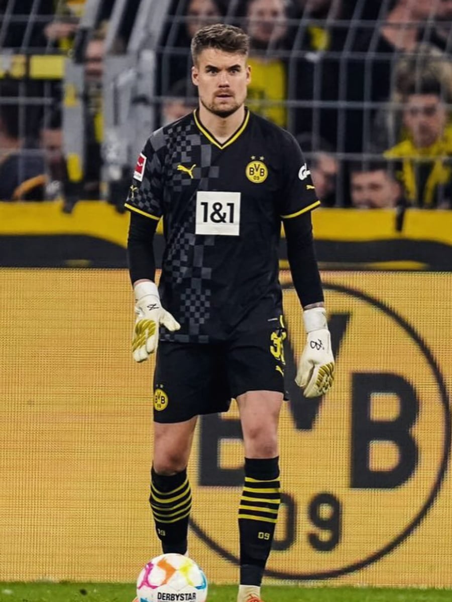 Alexander Meyer (Borussia Dortmund) wearing gloves with the AB logo