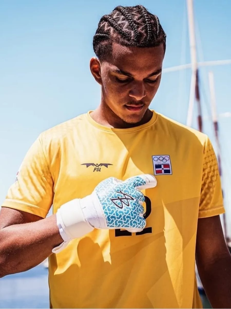 Anthony Nunez (Dominican Republic) wearing gloves with the AB logo