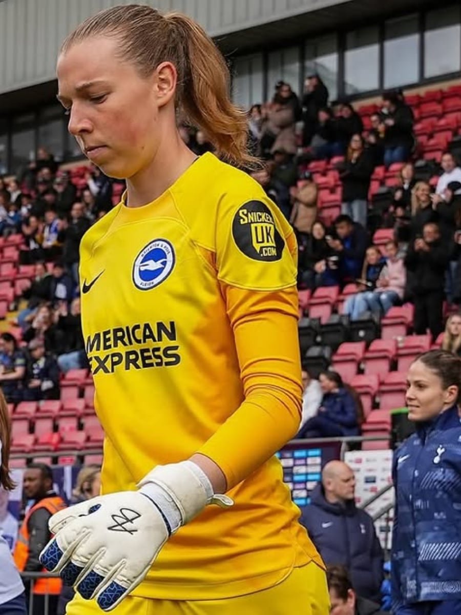 Melina Loeck (Brighton) wearing gloves with the AB logo
