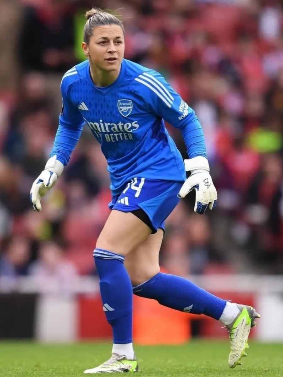 Sabrina D'Angelo (Arsenal) wearing gloves with the AB logo