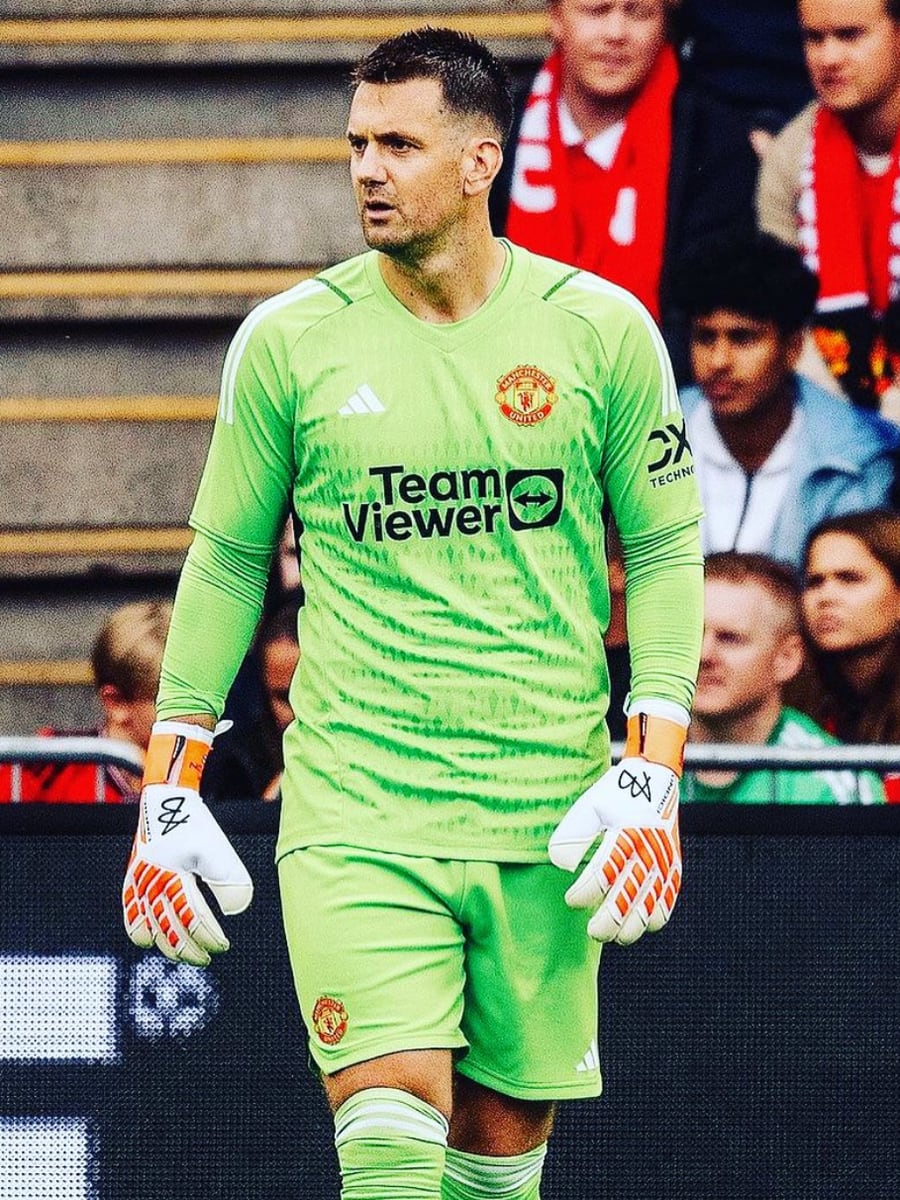 Tom Heaton (Manchester United) wearing gloves with the AB logo