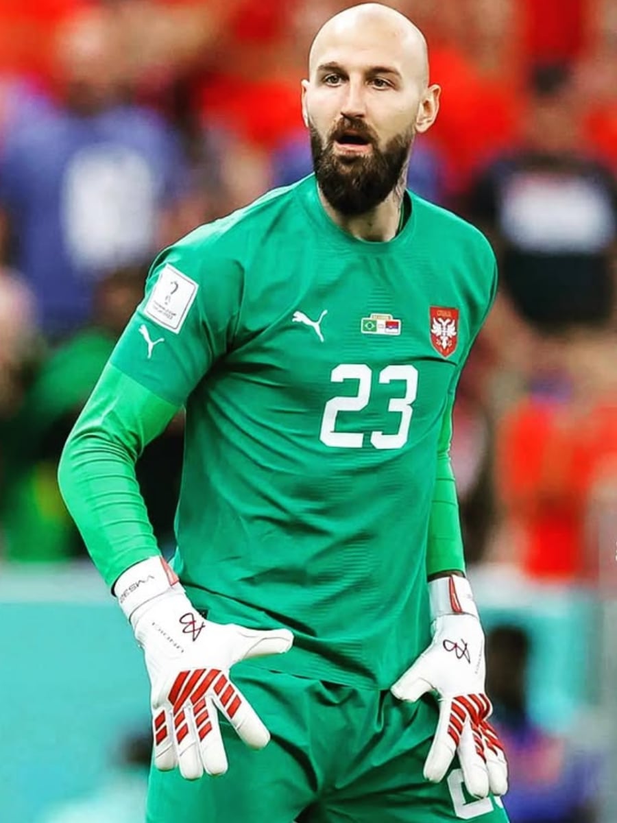 Vanja Milinković-Savić (Serbia) wearing gloves with the AB logo